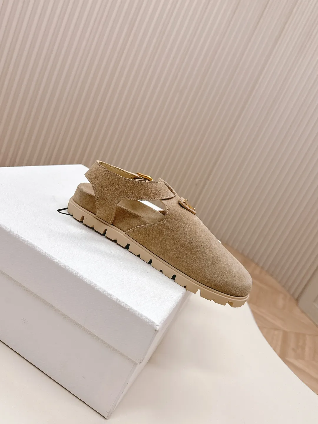 👟👟Ex-factory price 580👟👟Prada Boken bread shoes 2025 spring and summer new thick-soled sandals Velcro triangle buckle bread toe half slippers Latest catwalk series Classic upgrades Comfort and fashion coexist Each color combination looks good, and the design matches different style needs Upper: nubuck leather Inner: Original customization Outsole: TPU sole Shoe size: 35-41 (40.41 customization is non-refundable and non-exchangeable)